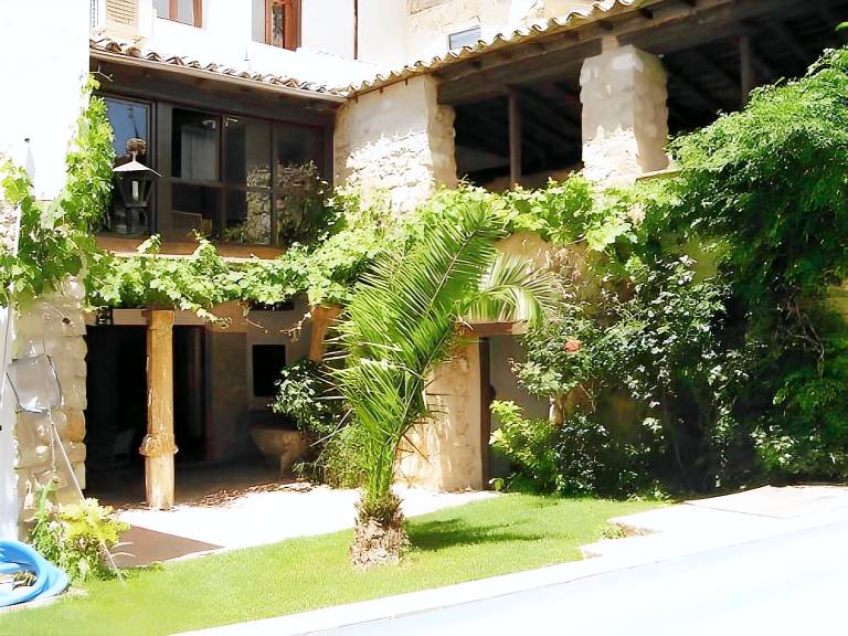 Lovely holiday apartment with patio, yard & pool | Pets allowed — photo 4