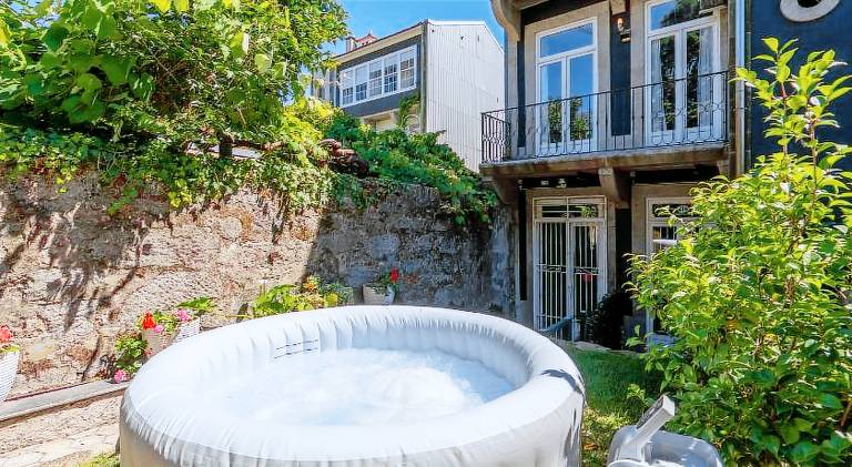 Host Wise - Homely Noble Flats - Garden & Jacuzzi in Porto