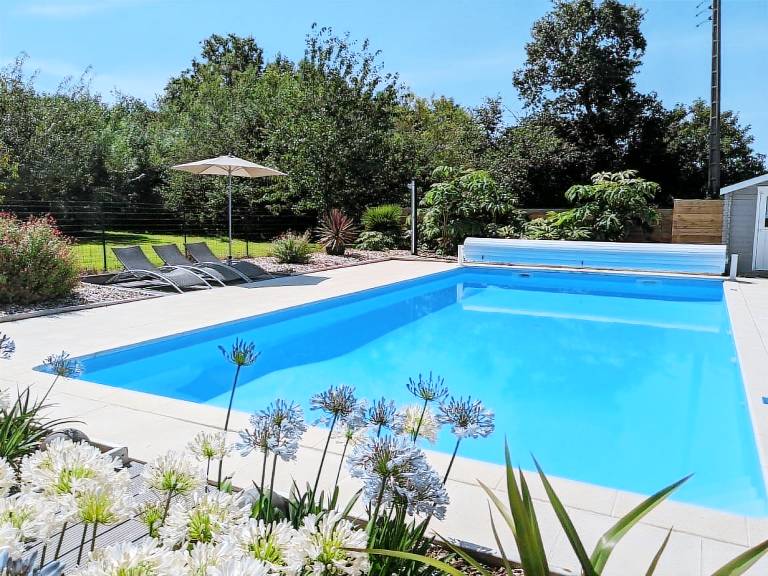 House with BBQ, pool & yard — photo 2