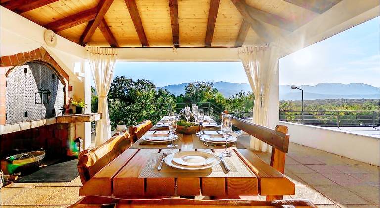 Villa with pool, jacuzzi & patio | Perfect for remote work — photo 3