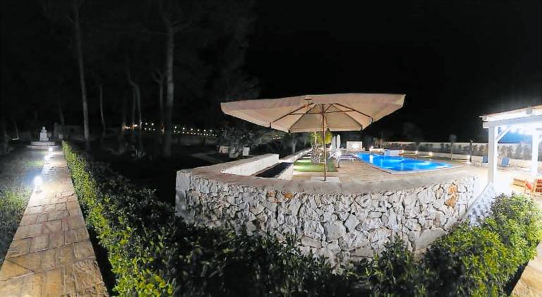 Vacation home with pool — photo 2