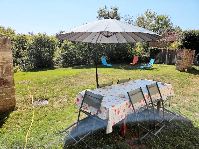 Gite with yard, barbecue & patio — photo 2