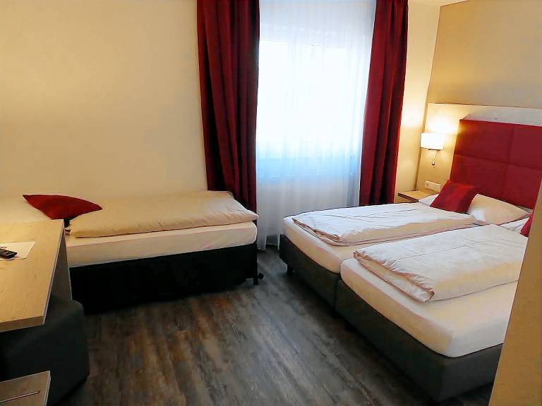 Dreibettzimmer mit Ausblick in unser schönes Glonntal