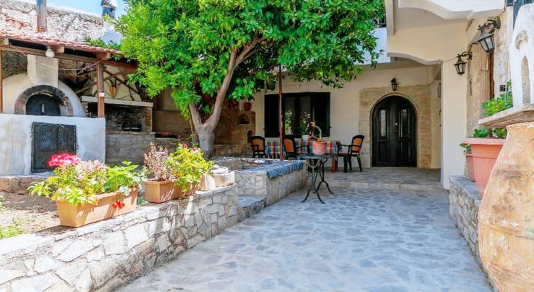 Apartment with yard, patio & barbeque in Heraklion