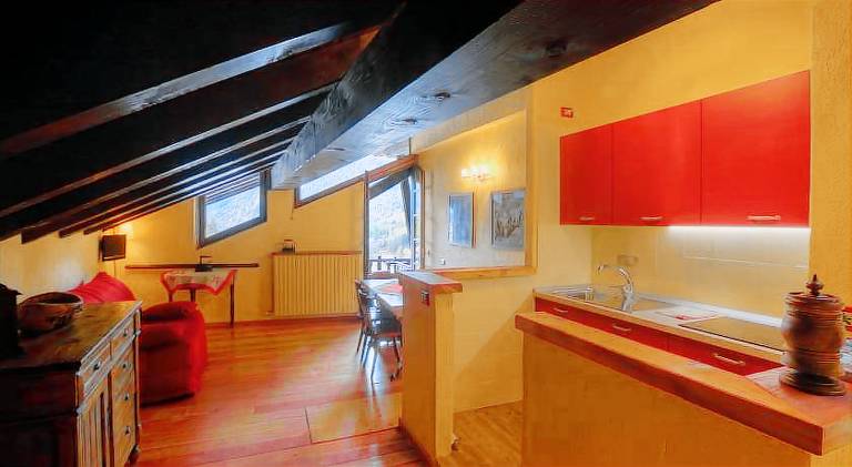 Serviced apartment with terrace & yard — photo 4