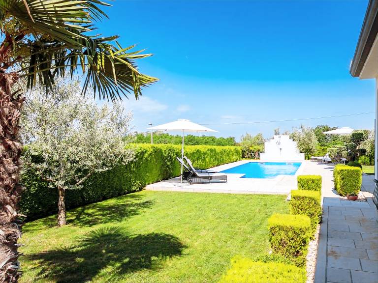 Fully equipped nice apartment with yard, grill & pool | Pet-friendly — photo 2