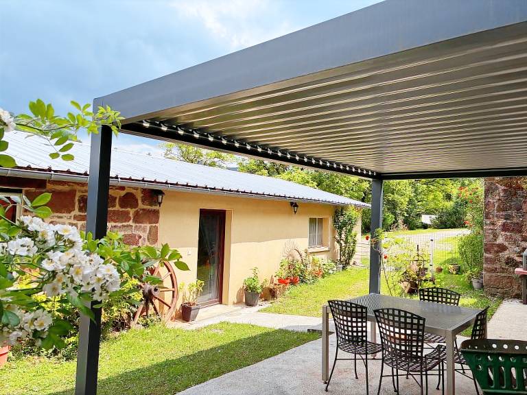 Holiday Home 'La Charrue' with Mountain View, Shared Pool and Wi-Fi in Rodez