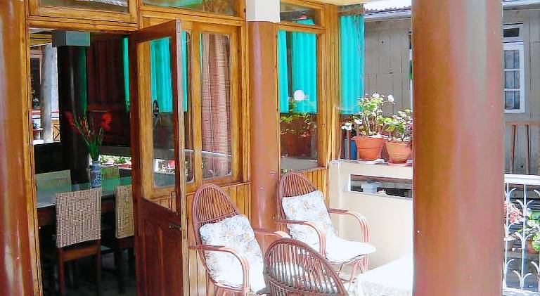 Lodge with terrace & garden — photo 3