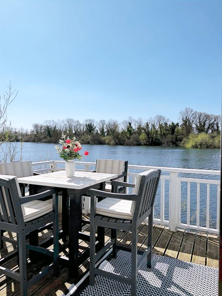Fully equipped nice lodge with terrace & BBQ | Pet-friendly in Cirencester