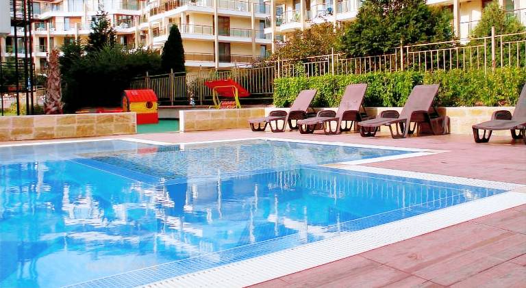 Holiday apartment with patio, pool & yard — photo 3