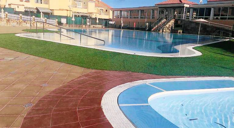 Apartment with pool — photo 3
