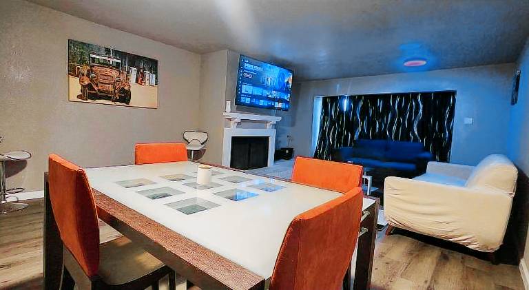 Spacious rental apartment with hot tub & pool | Pet-friendly — photo 4
