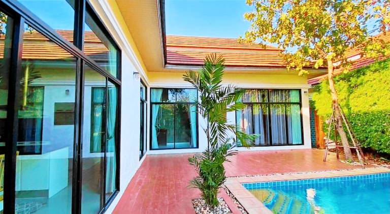 Villa with pool & jacuzzi in Chonburi