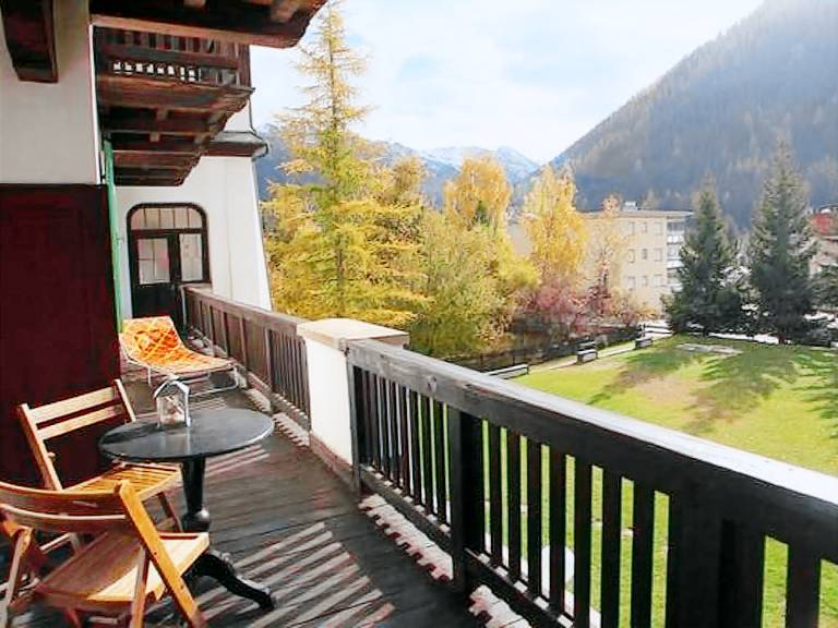 Holiday apartment with patio & yard | Mountain view — photo 3