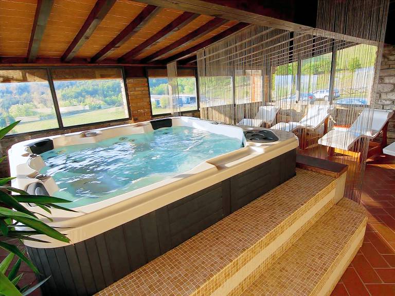Vacation home with private pool, jacuzzi & BBQ in Bibbiena