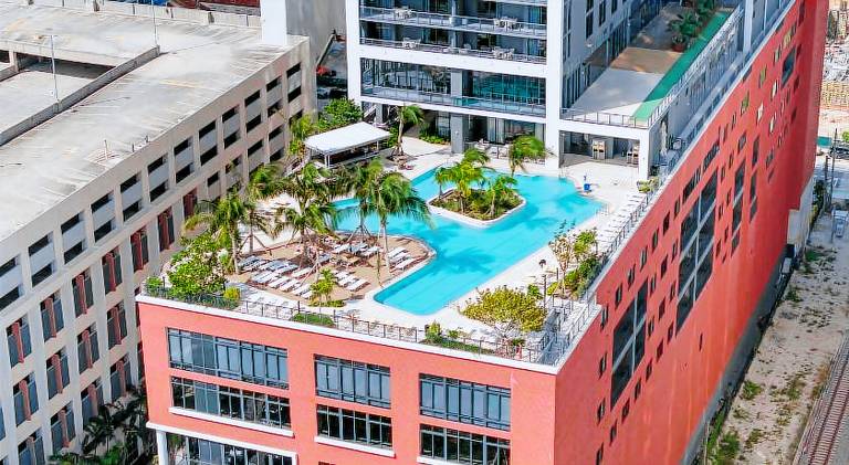 Rental apartment with pool | Next to Bayside Marketplace — photo 4