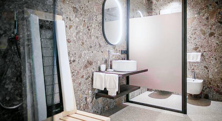 Serviced apartment with sauna, patio & jacuzzi | Perfect for remote work — photo 2