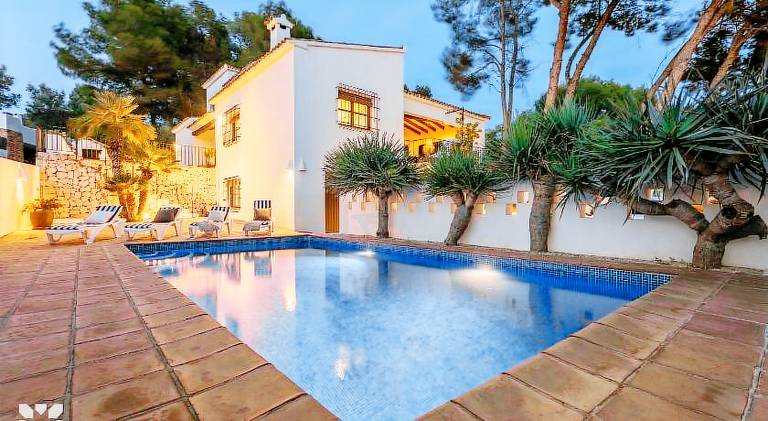 Villa with private pool, barbecue & terrace in Mora