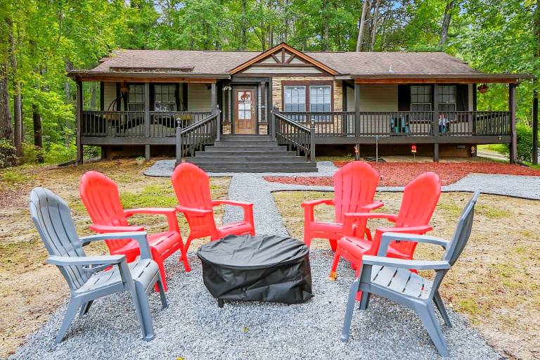 Children-friendly big cabin with yard & patio | Pets are welcome in Crossville, TN