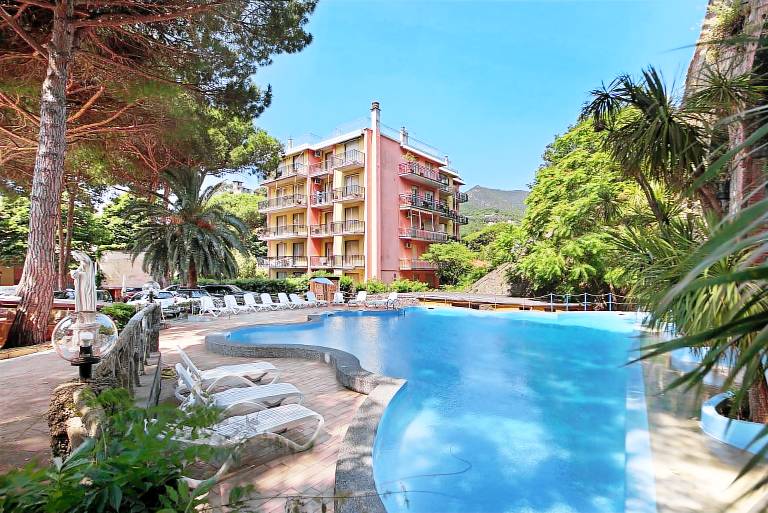 Holiday apartment with yard, terrace & pool | Garden view | Next to the beach | Dogs allowed — photo 4