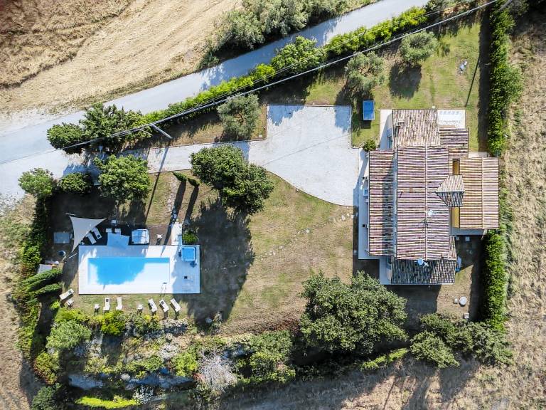 Villa with private pool, BBQ & yard — photo 2