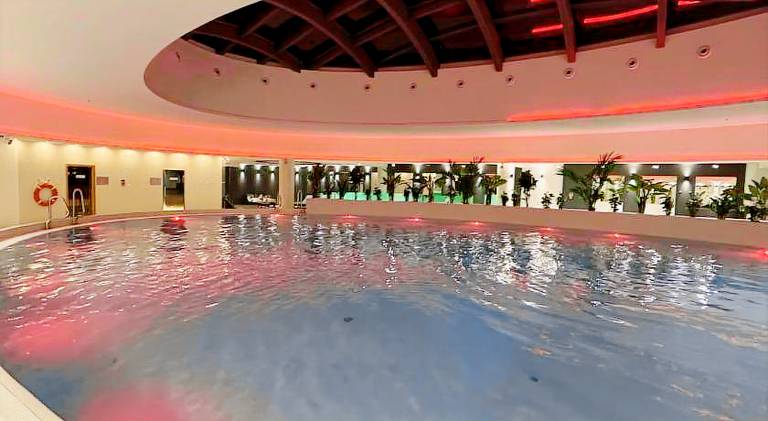 Holiday apartment with hot tub & pool — photo 3