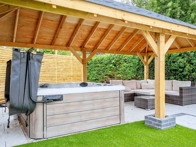 Cottage with jacuzzi, garden & grill — photo 2