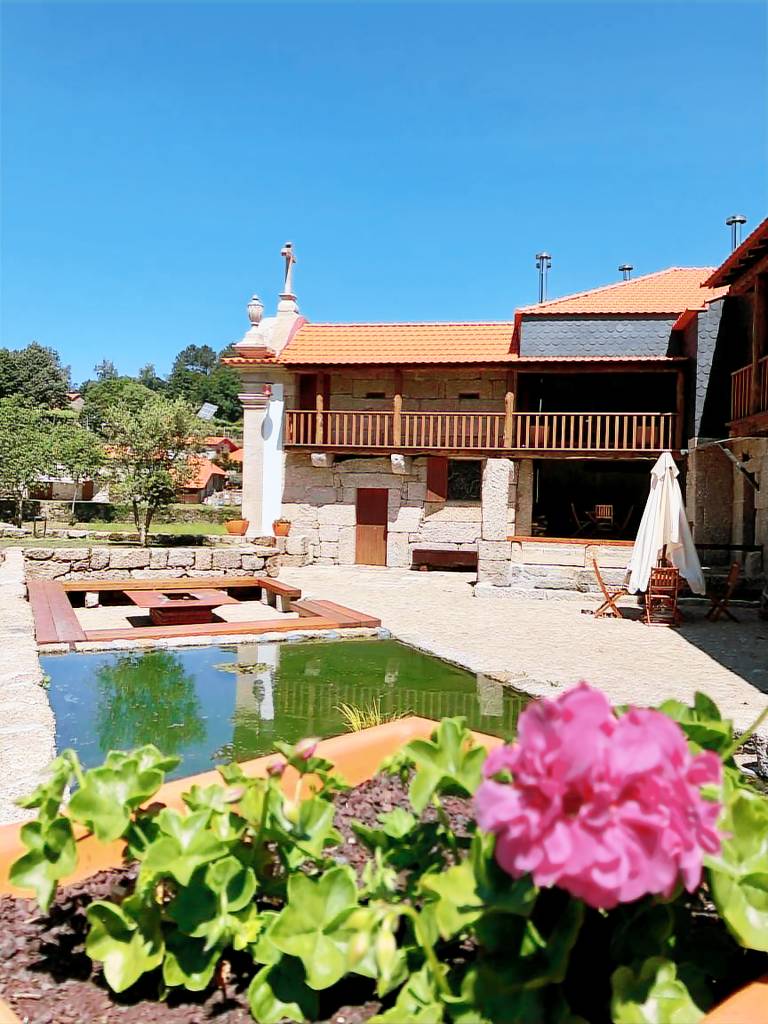 Cottage with pool, grill & garden — photo 4