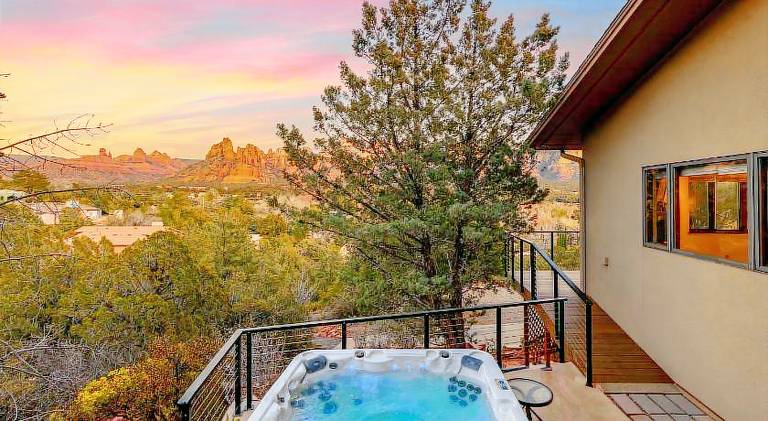 Big vacation home with hot tub | Pets are welcome in Sedona, AZ