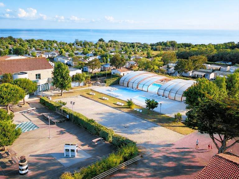 Children-friendly beautiful mobile home with patio & heated pool | Close to the beach | Pets are welcome in Rochefort