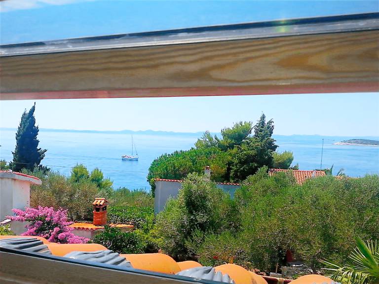 Vacation home with yard, terrace & BBQ | Garden view — photo 5