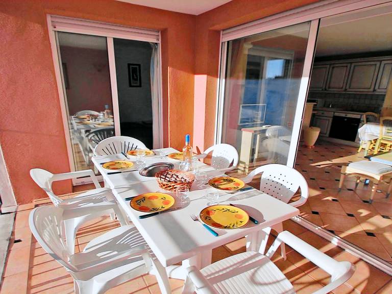 Holiday apartment with pool, garden & terrace — photo 3