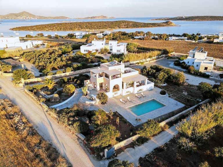 Villa Naoussa