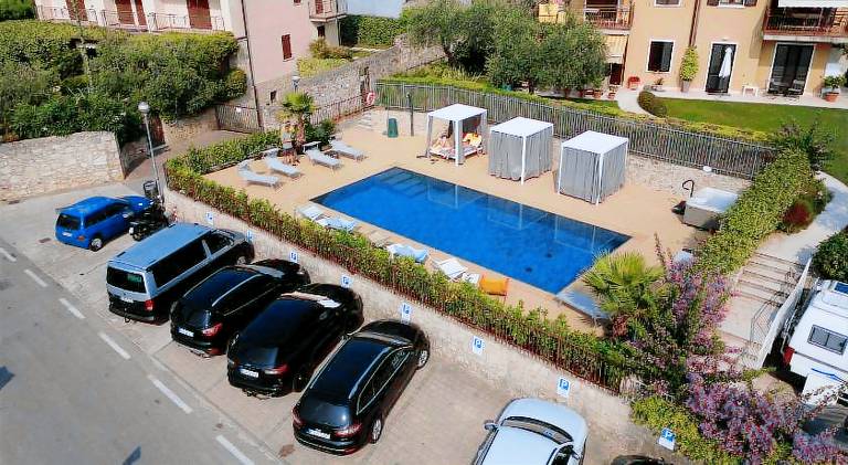 Serviced apartment with hot tub, patio & pool — photo 2