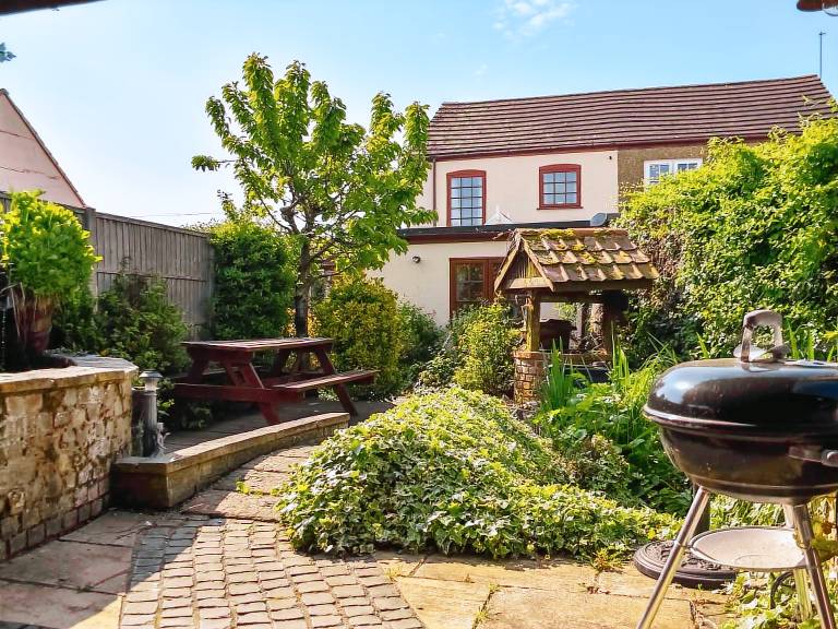 Family-friendly wonderful cottage with yard & grill | River view | Dogs allowed in Great Yarmouth