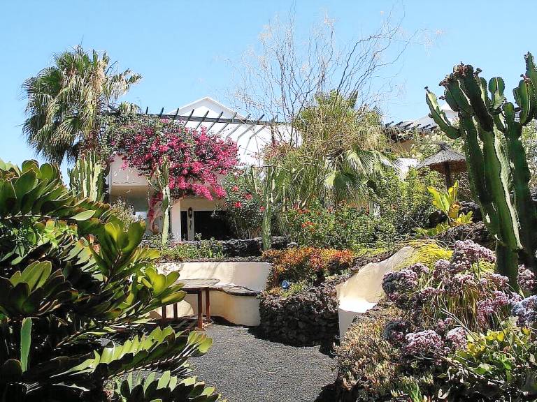 Holiday apartment with patio, hot tub & garden in Tías