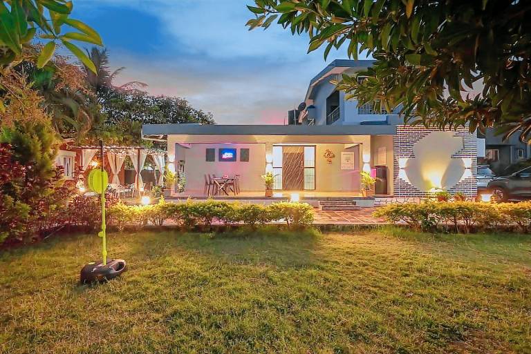 Villa with pool, barbecue & yard — photo 5