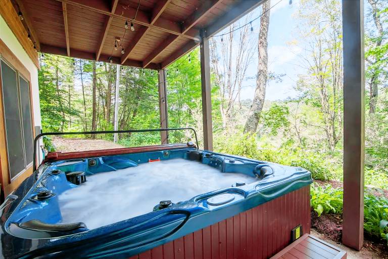 Cabin with barbeque & hot tub | River view — photo 2