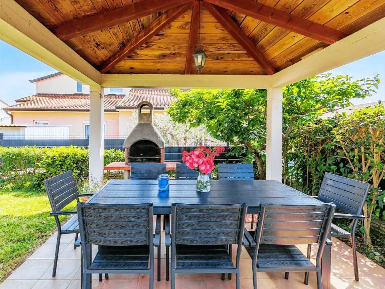 Family-oriented lovely vacation home with patio, private pool & barbeque | Dogs allowed — photo 3