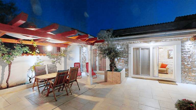 Apartment with grill, yard & terrace — photo 2