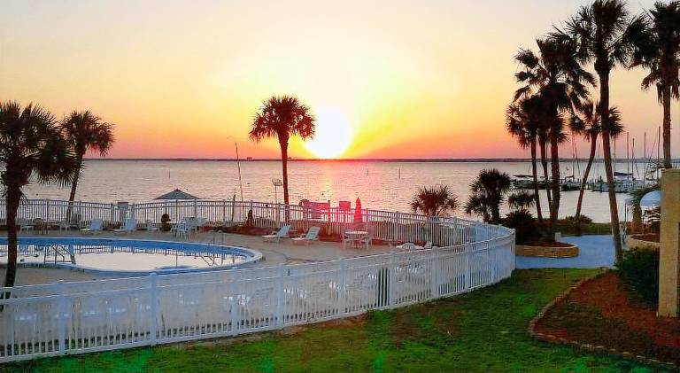 Quality Inn & Suites Gulf Breeze Bayside near Pensacola Beach in Gulf Breeze, FL