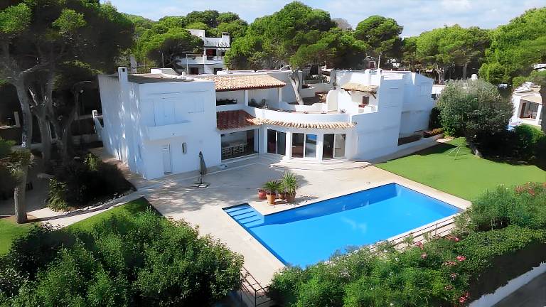 Child-friendly spacious villa with yard, private pool & fast internet | Sea view | Close to the beach | Good for workation | Dogs allowed in Santanyi