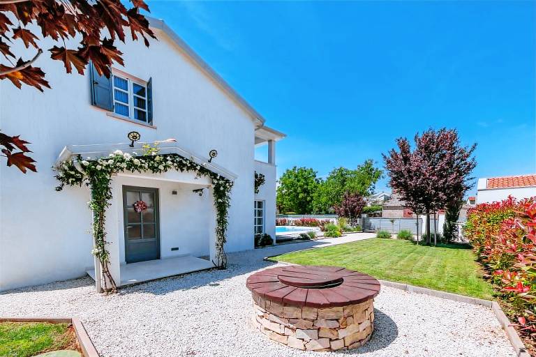 Villa with garden, pool & BBQ | Pool view — photo 5