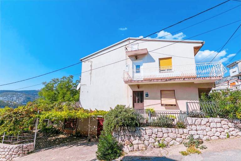 Dog-friendly apartment with private parking, BBQ area and large balcony — photo 4