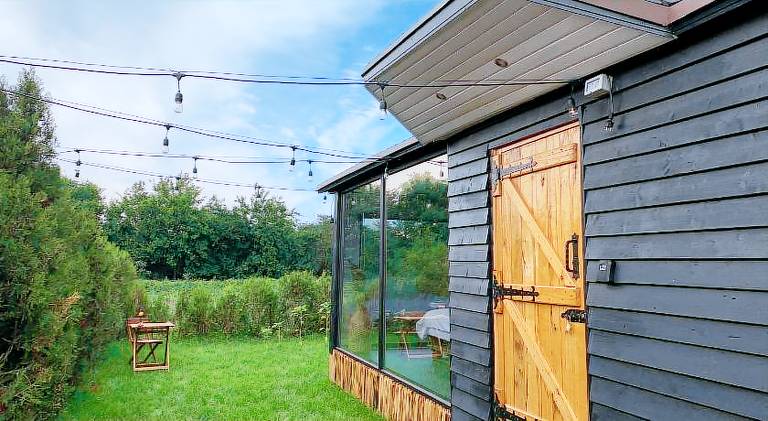 Chalet with patio, barbecue & yard in Constanta