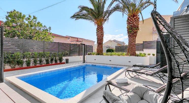 Holiday apartment with pool in Tucepi