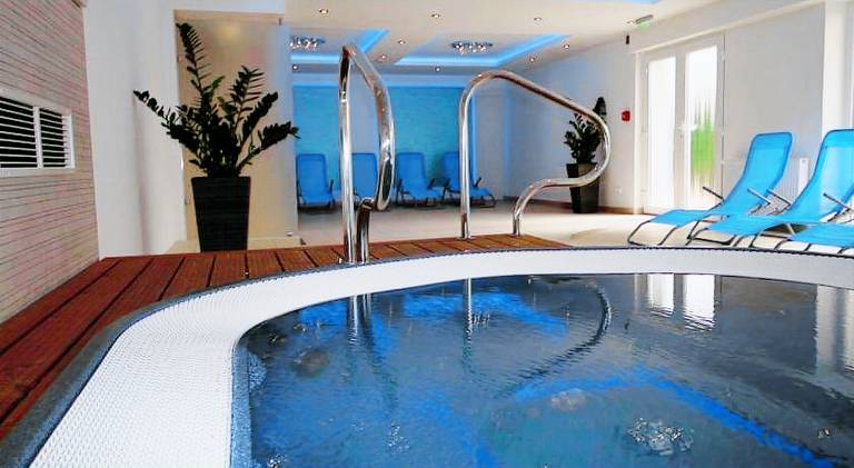 Serviced apartment with sauna, patio & hot tub — photo 3