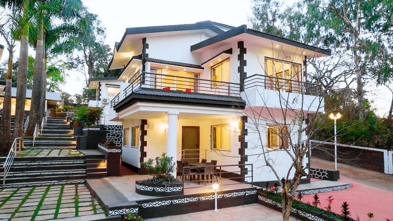 Villa with pool & yard in Jaoli