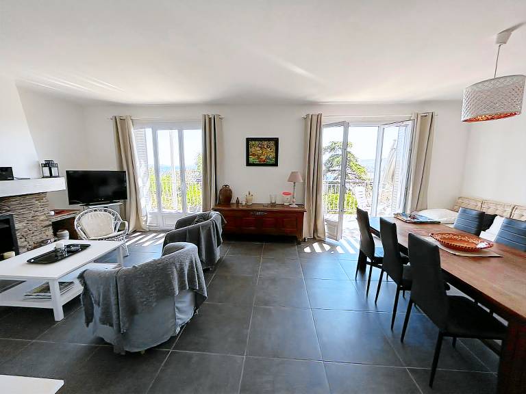 Child-friendly wonderful vacation home with yard | Panoramic view | Beach nearby | Pets are welcome — photo 2