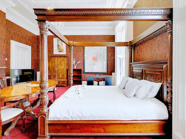 Pass the Keys The King Room Free Parking